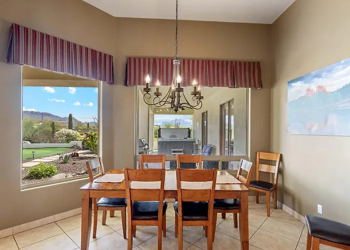 East Desert And Mountain Views 5br Pool Holiday home