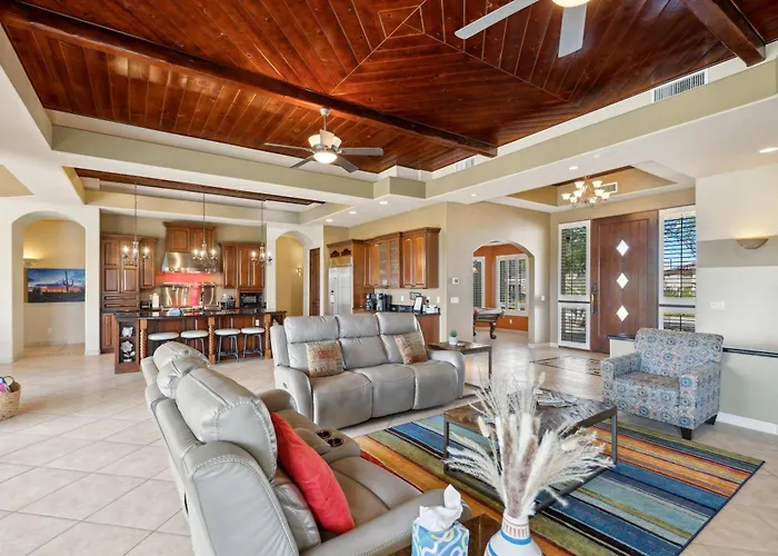 East Desert And Mountain Views 5br Pool Holiday home *
