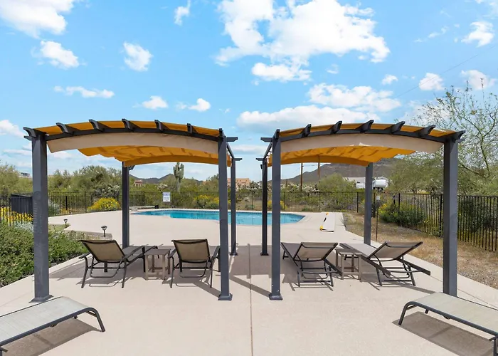 East Desert And Mountain Views 5br Pool Holiday home *