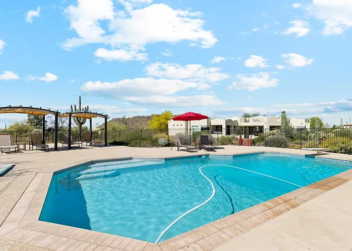 East Desert And Mountain Views 5br Pool Holiday home *